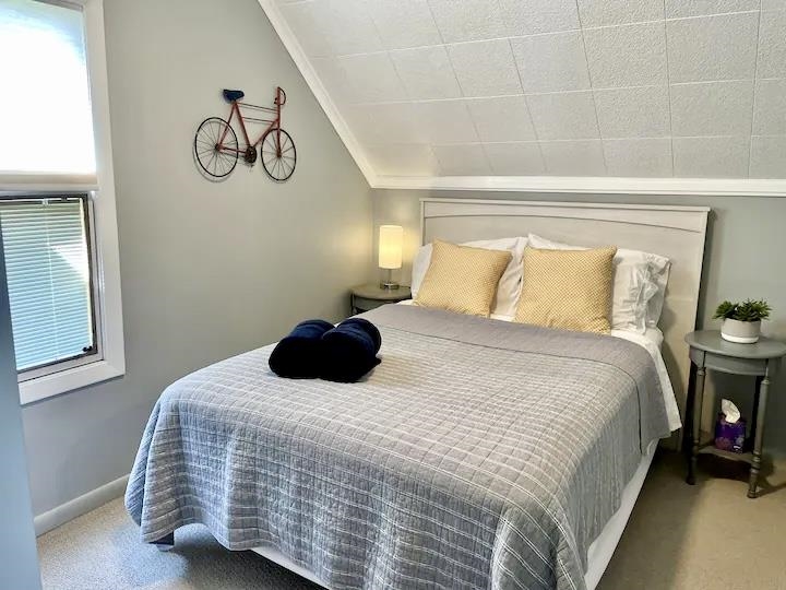 558 West Lakeshore Drive