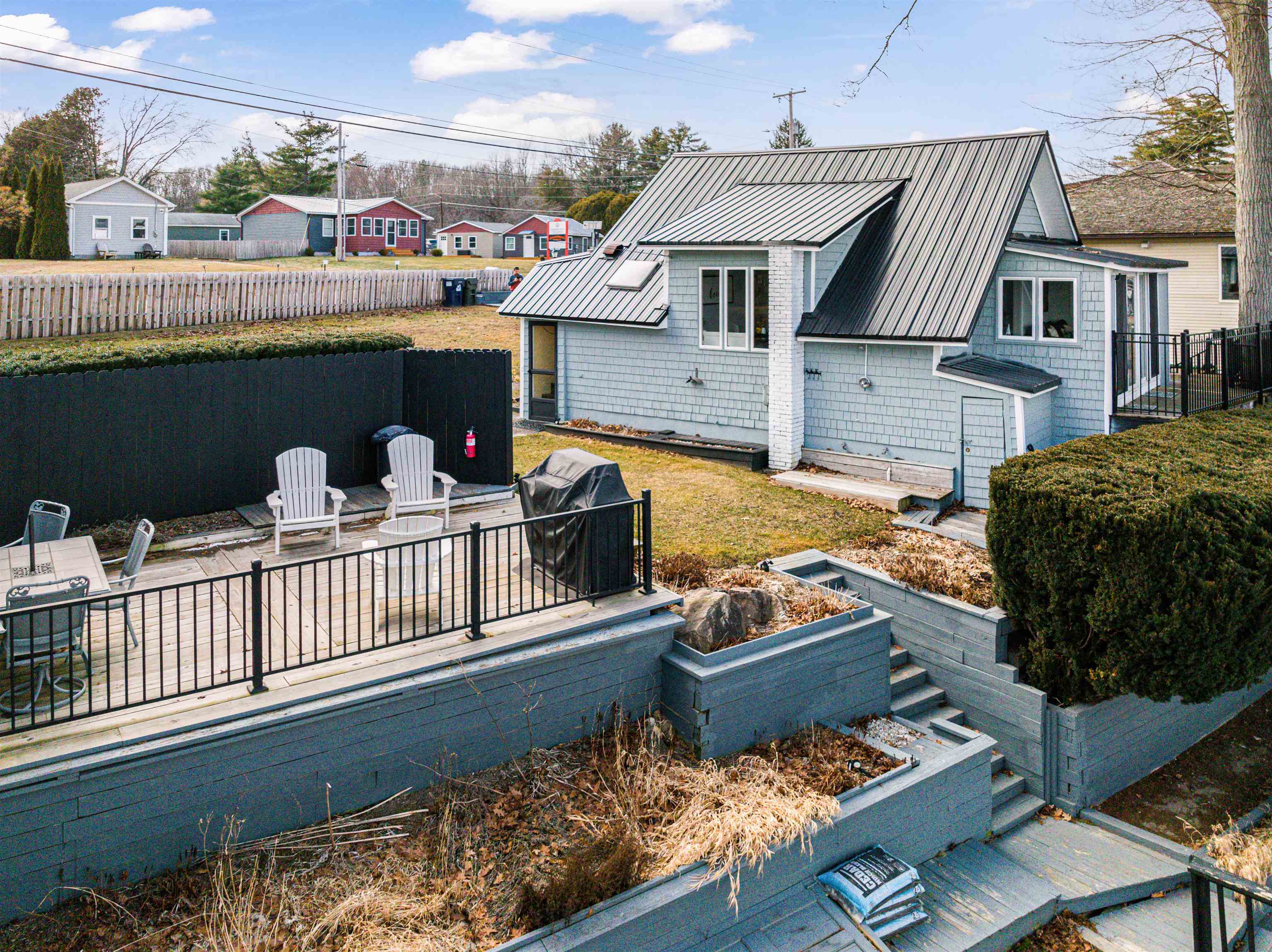 558 West Lakeshore Drive