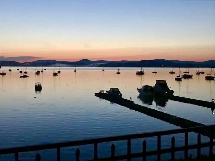 558 West Lakeshore Drive