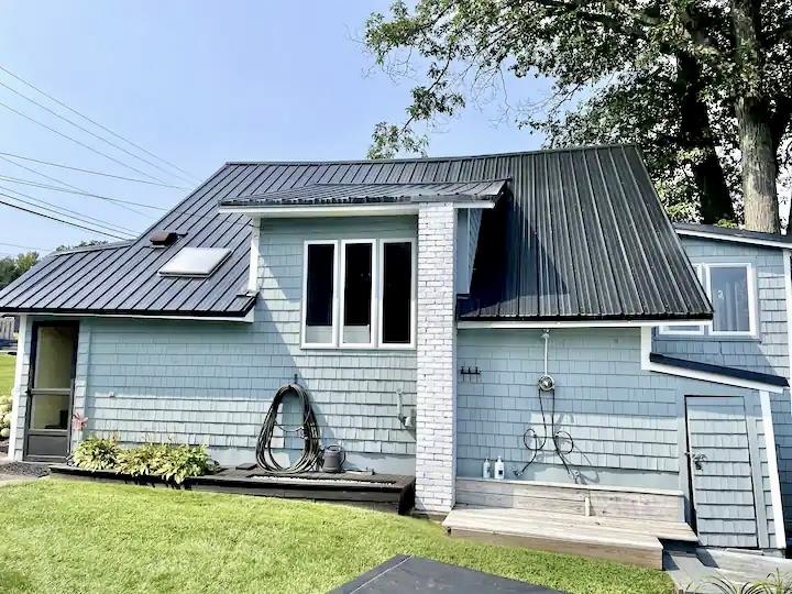 558 West Lakeshore Drive