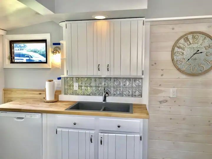 558 West Lakeshore Drive