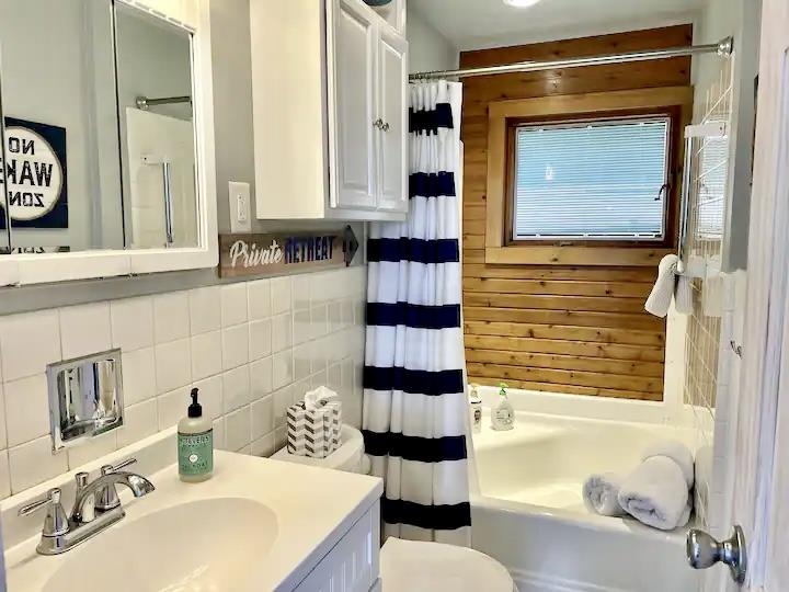 558 West Lakeshore Drive