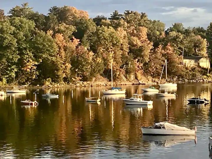 558 West Lakeshore Drive