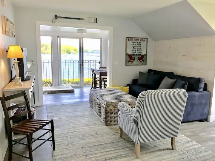 558 West Lakeshore Drive