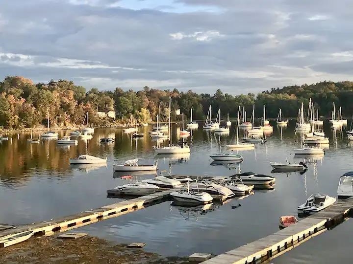 558 West Lakeshore Drive