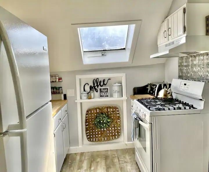 558 West Lakeshore Drive