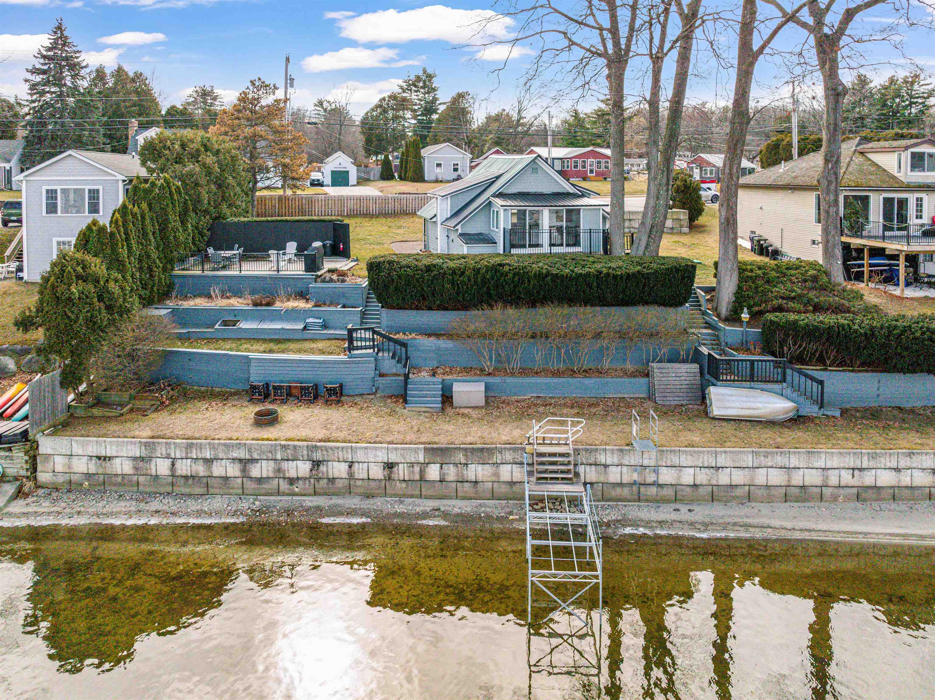 558 West Lakeshore Drive