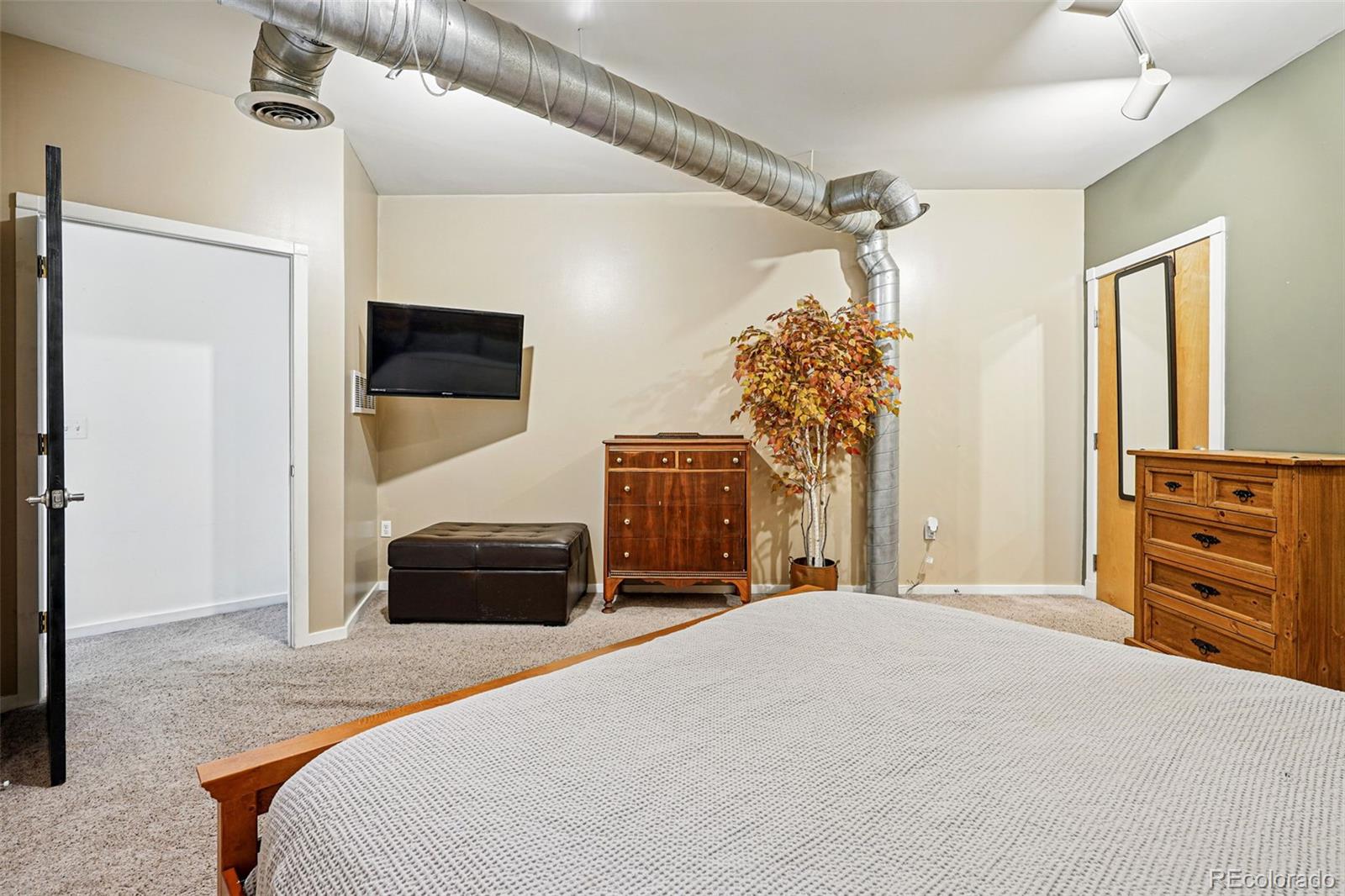 2400 N Broadway Unit: 4