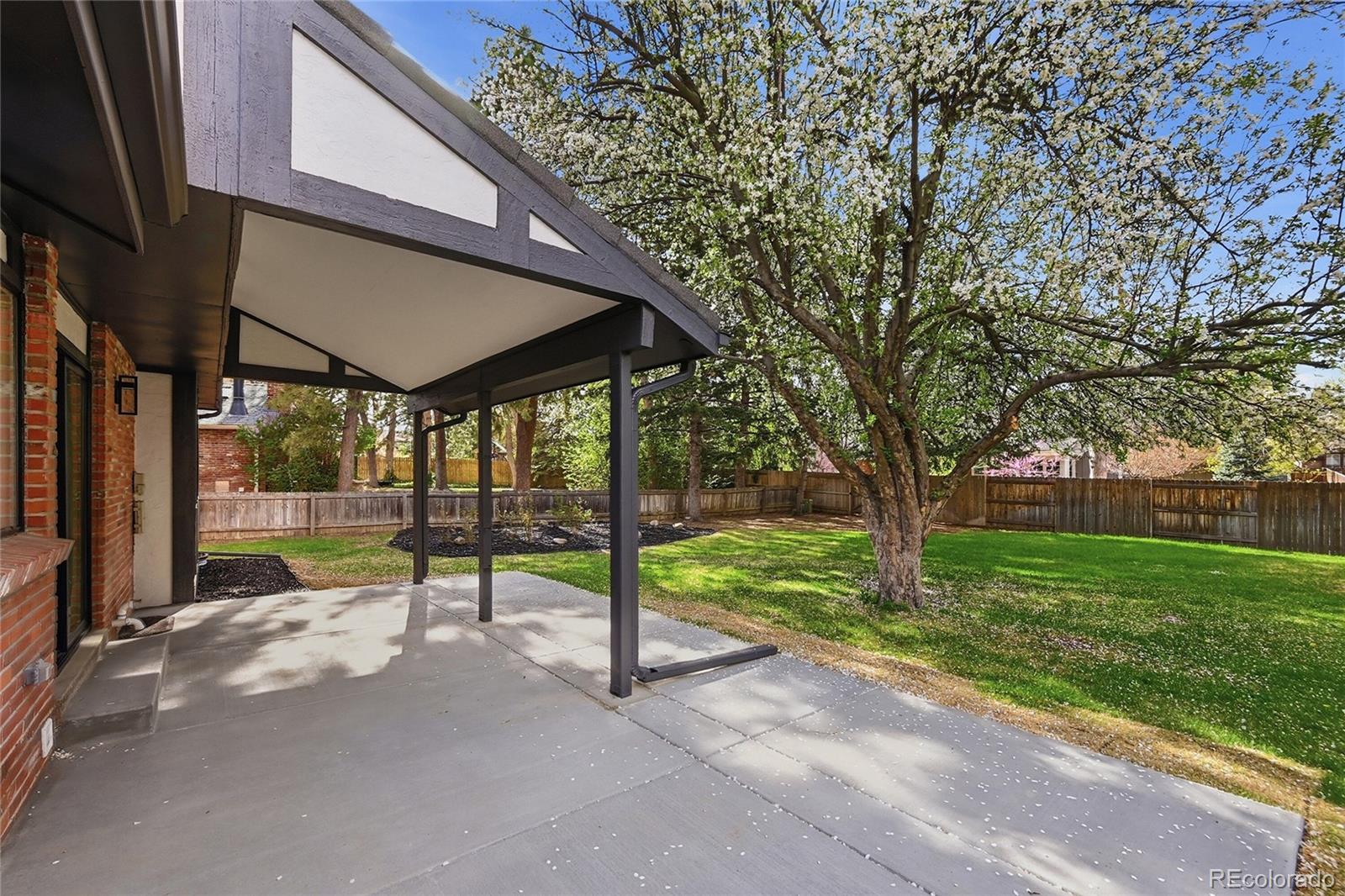 4011 S Magnolia Way