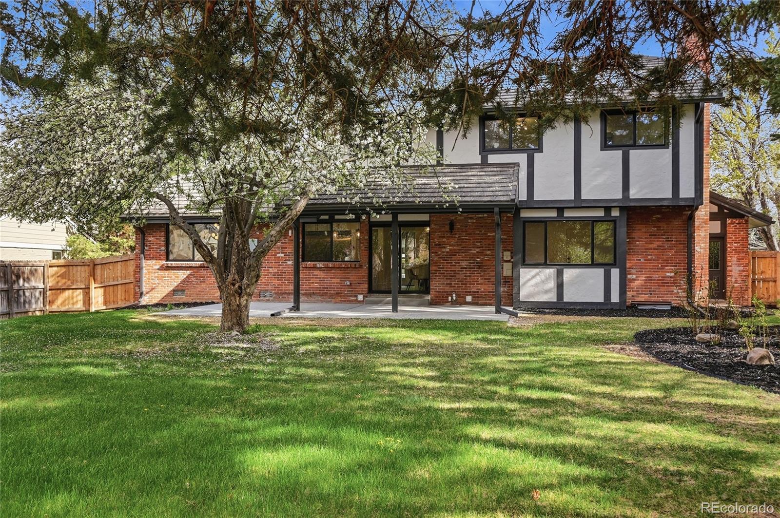 4011 S Magnolia Way