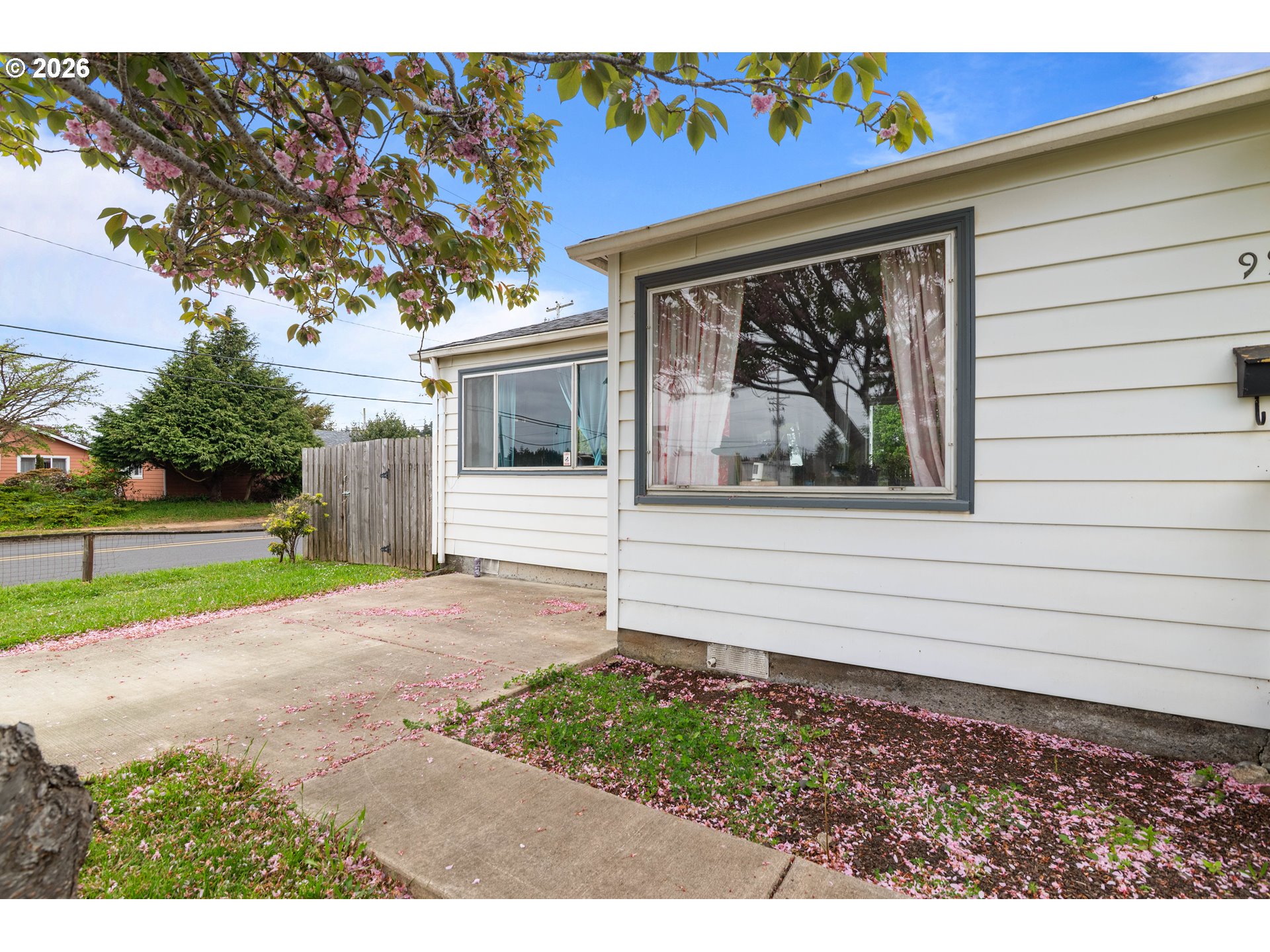 993 SALMON AVE