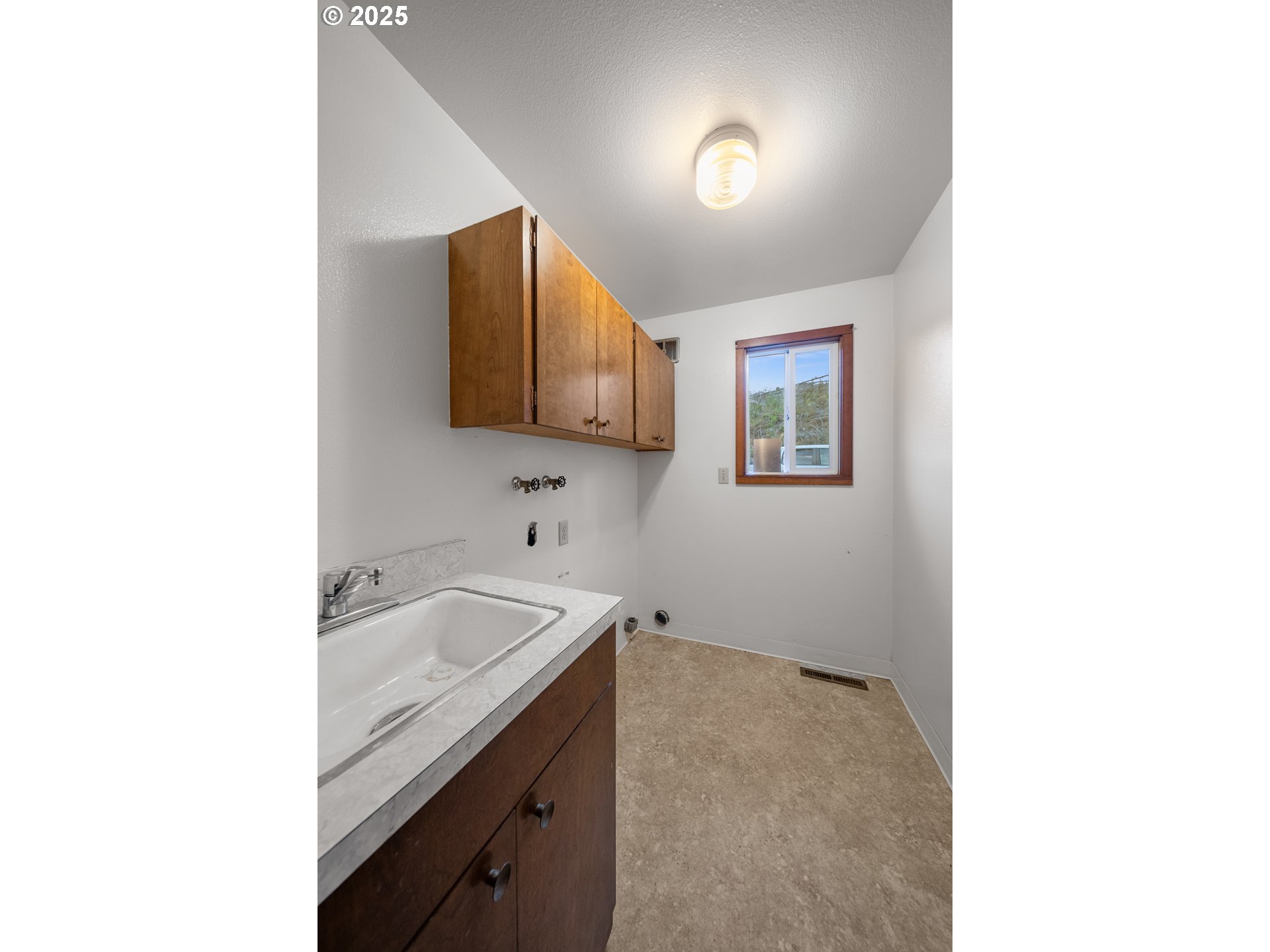 604 THORTON OAR LN, Reedsport