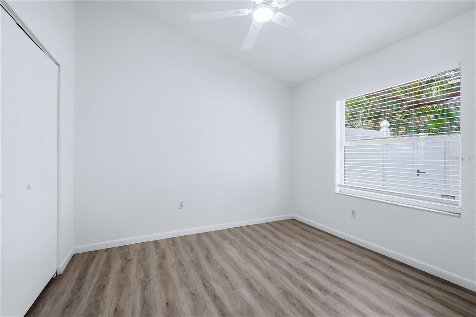 1077 N JEFFERSON AVE