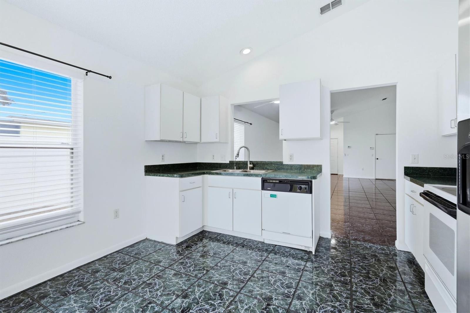 1077 N JEFFERSON AVE