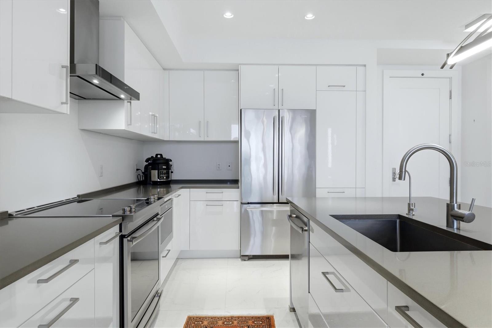 111 S PINEAPPLE AVE #811