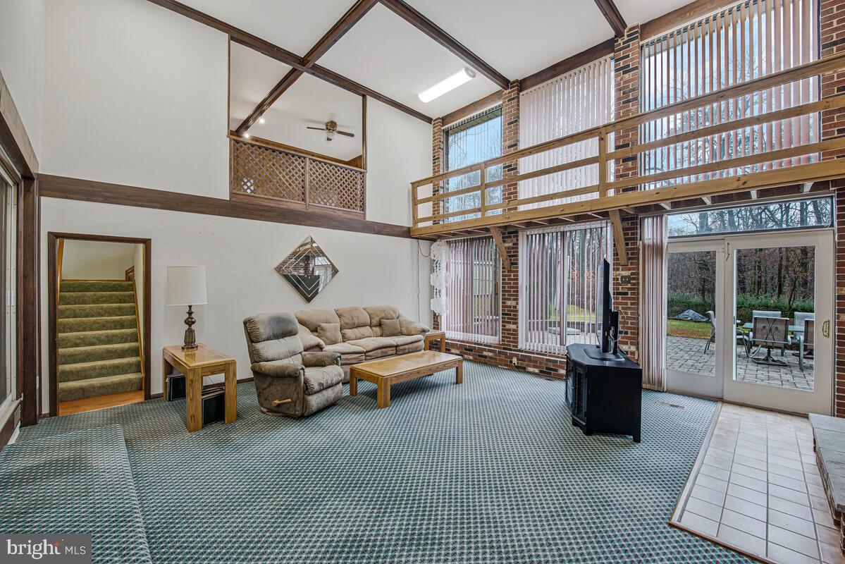 1237 QUEEN ANNE AVENUE