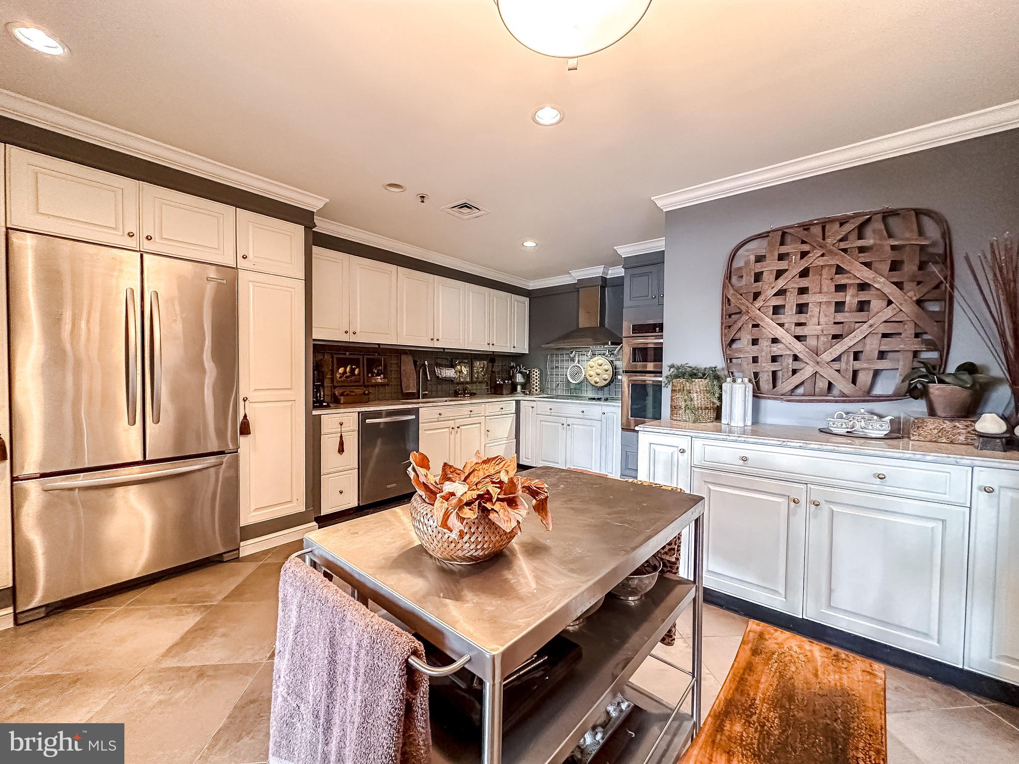 10 E LEE STREET 908