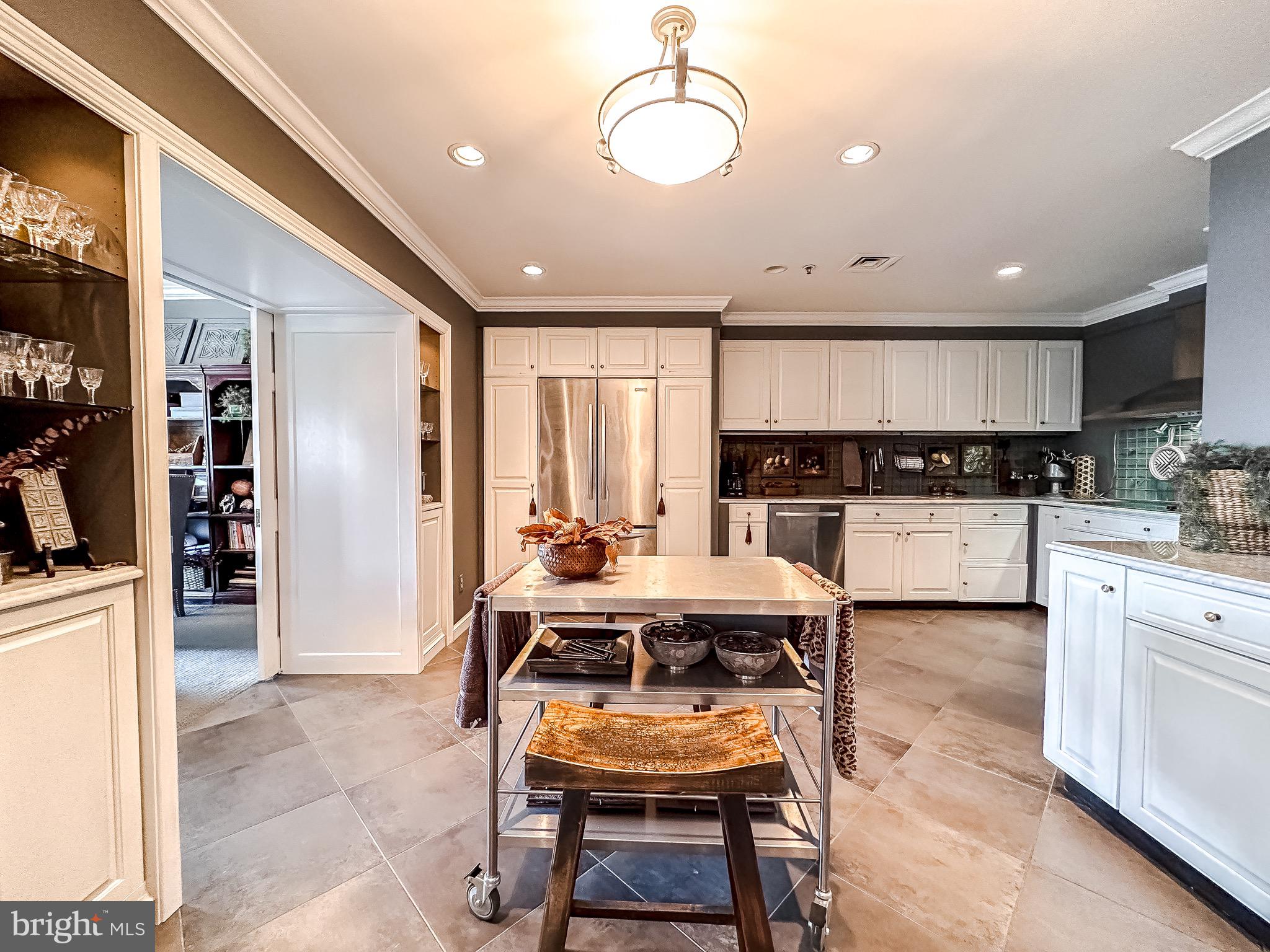 10 E LEE STREET 908