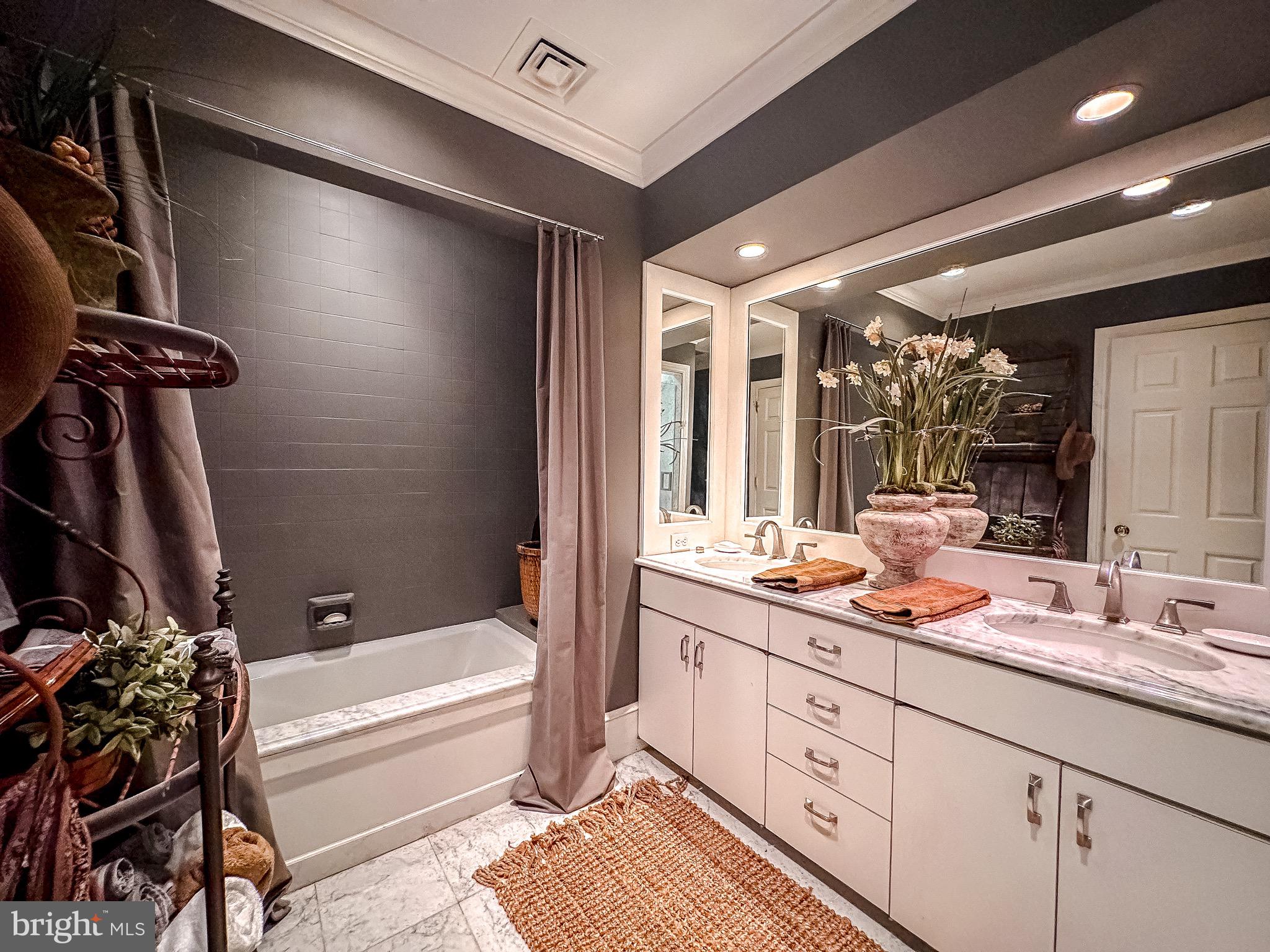 10 E LEE STREET 908