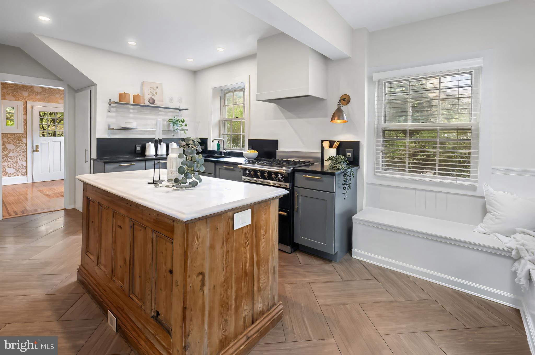 511 N CHAPELGATE LANE