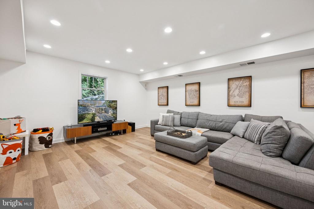 6 SPRING HILL COURT