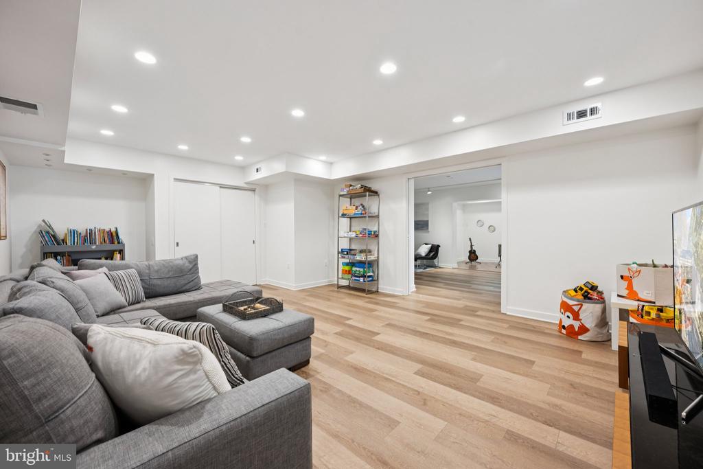 6 SPRING HILL COURT