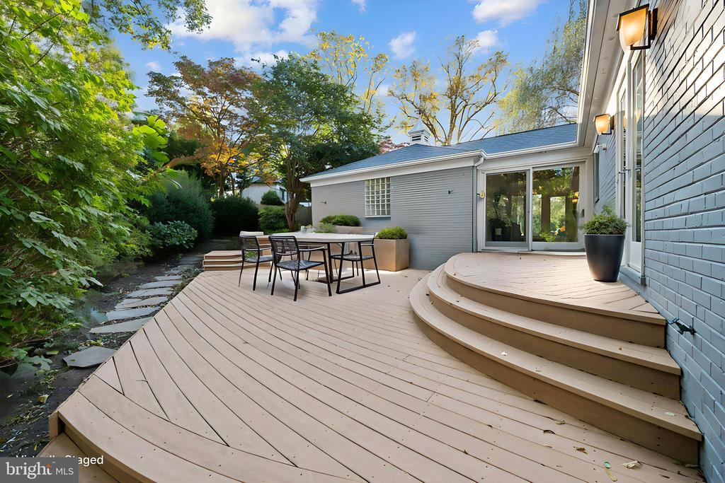 6 SPRING HILL COURT