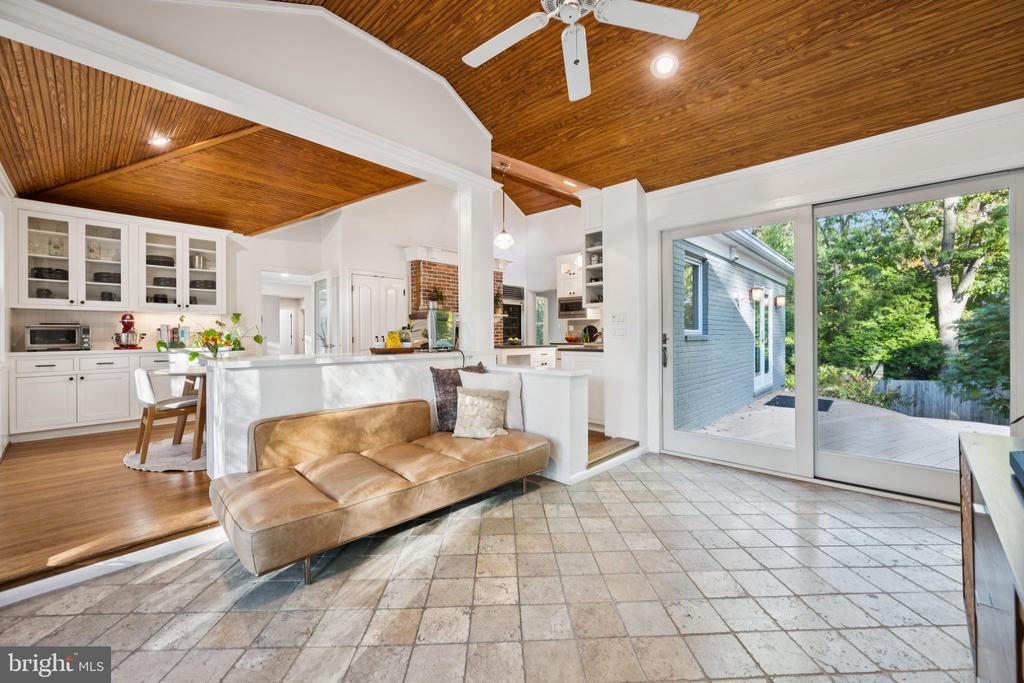 6 SPRING HILL COURT