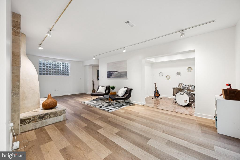 6 SPRING HILL COURT