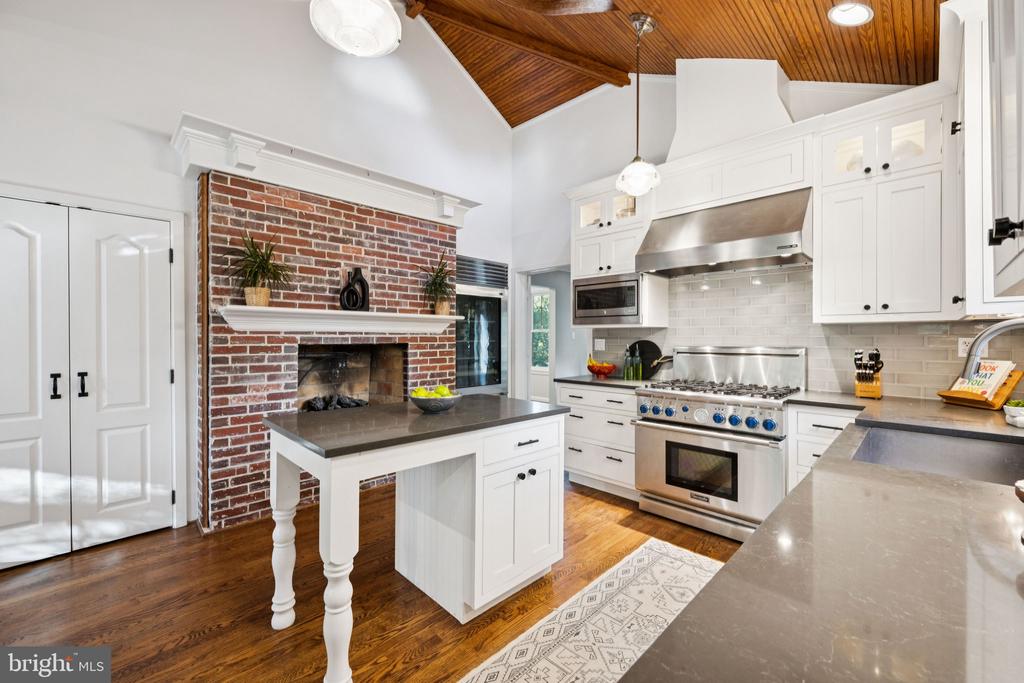 6 SPRING HILL COURT