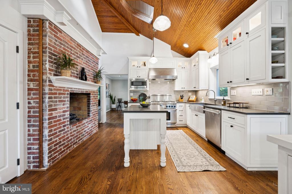 6 SPRING HILL COURT