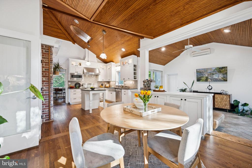 6 SPRING HILL COURT