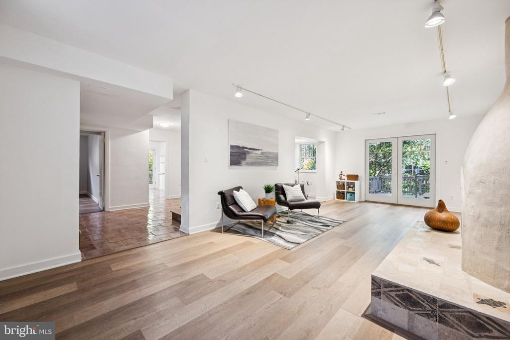 6 SPRING HILL COURT