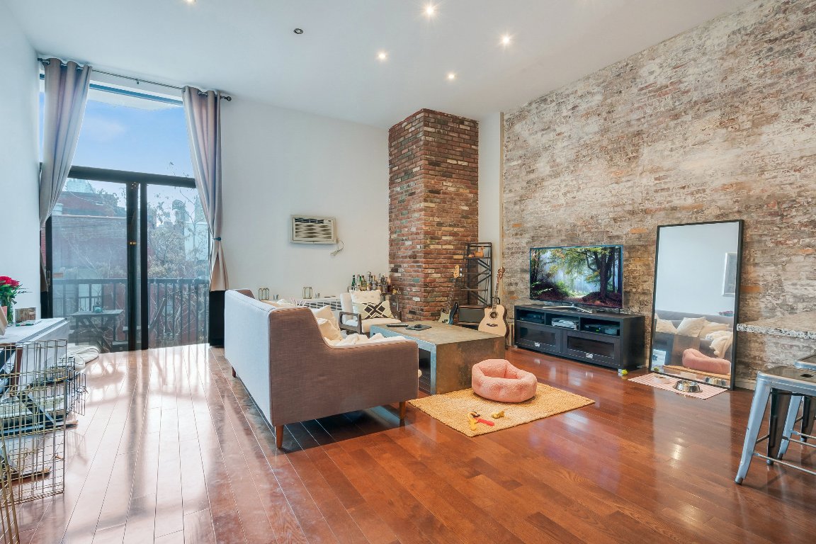 215 E 24th Street 503