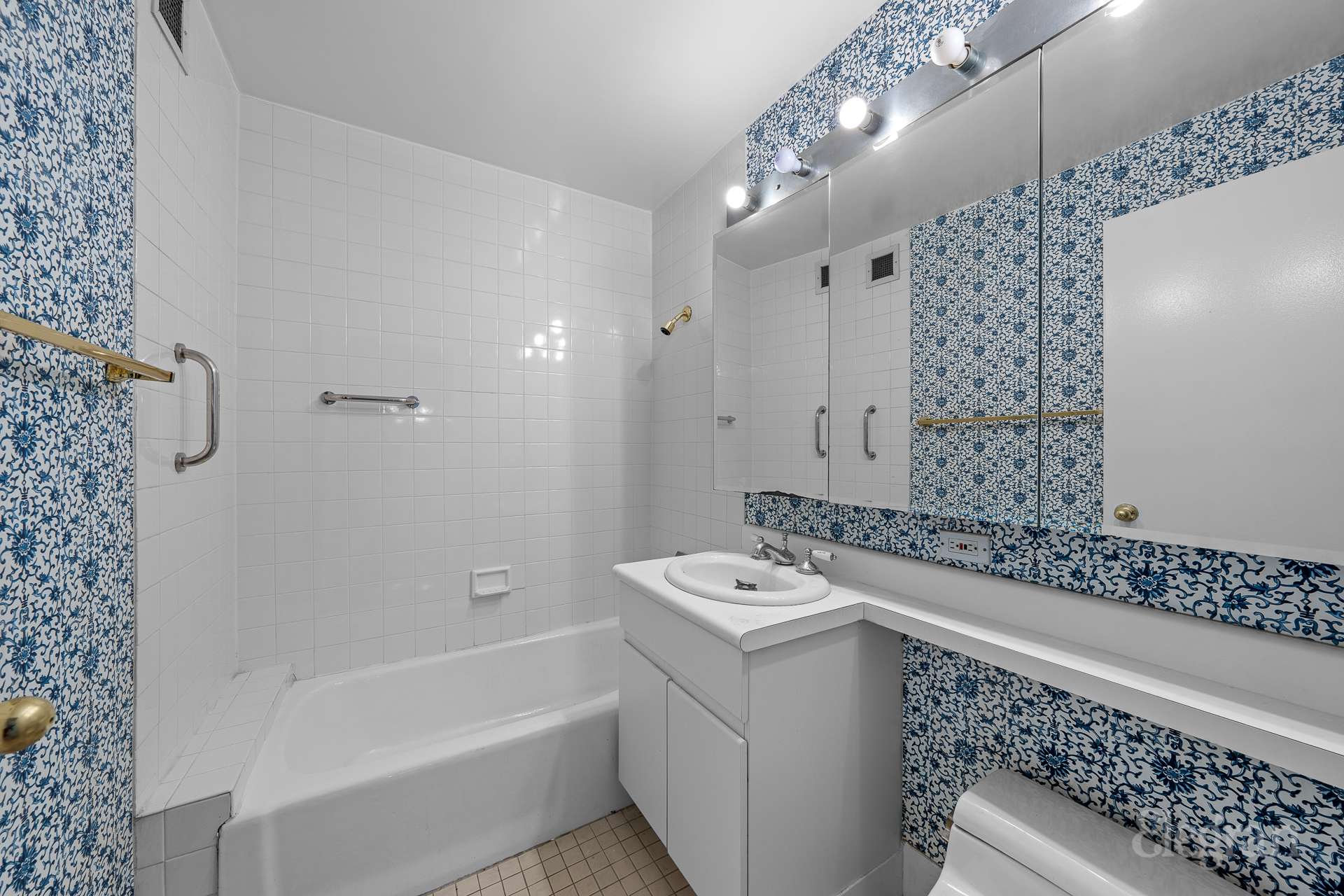 112-01 Boulevard 16F