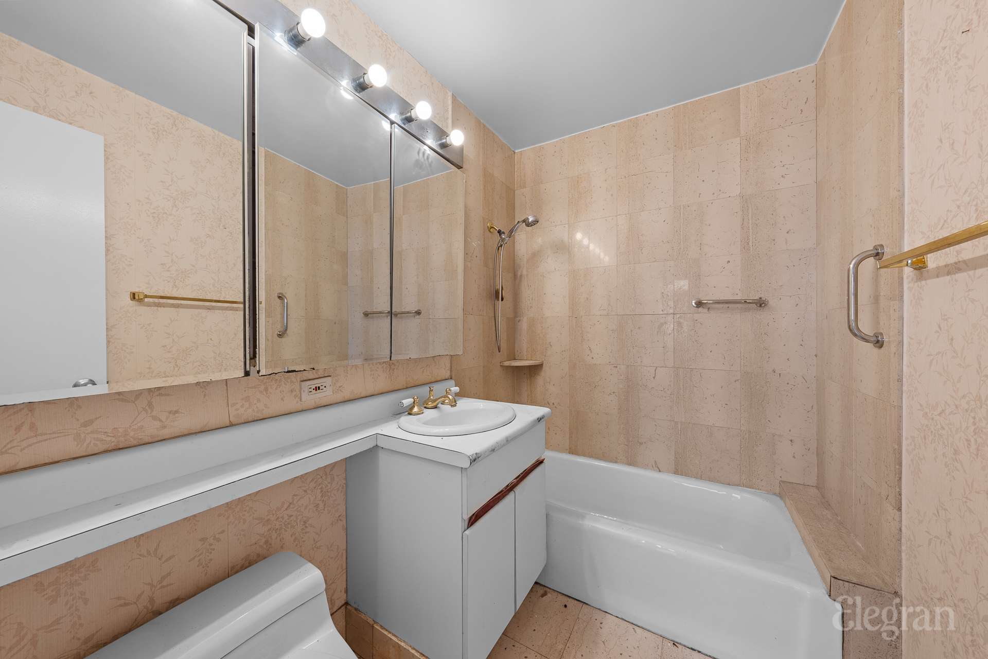 112-01 Boulevard 16F