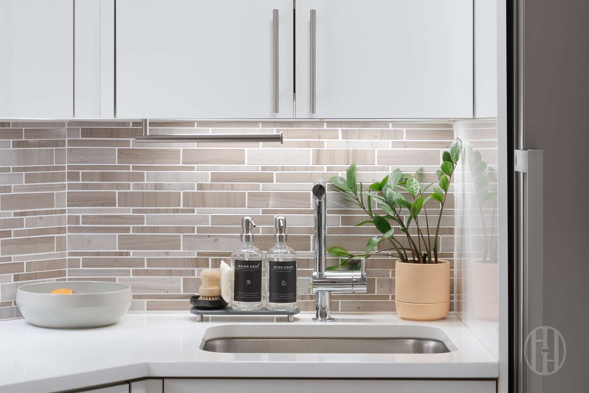 300 E 40th Street 11L