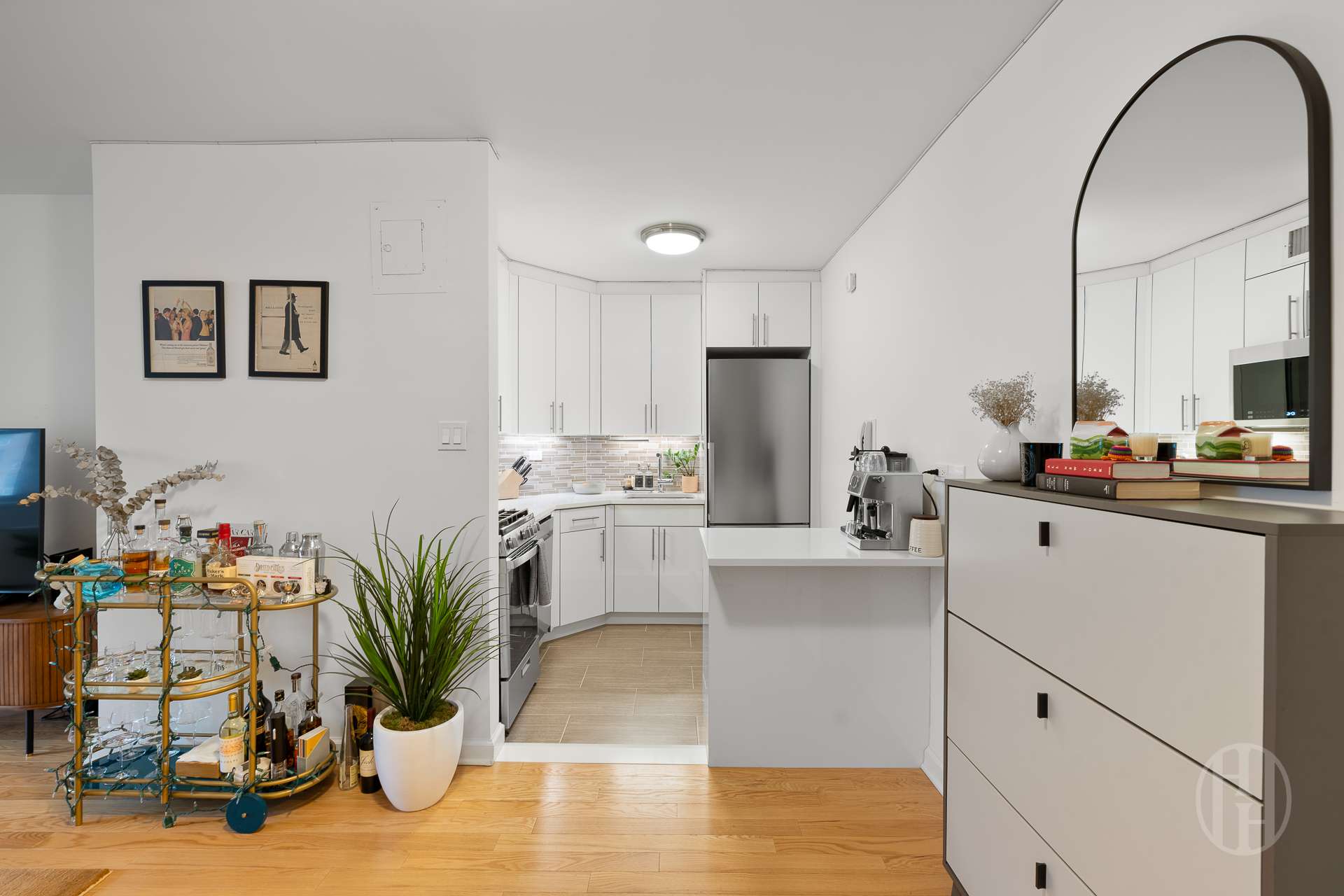 300 E 40th Street 11L