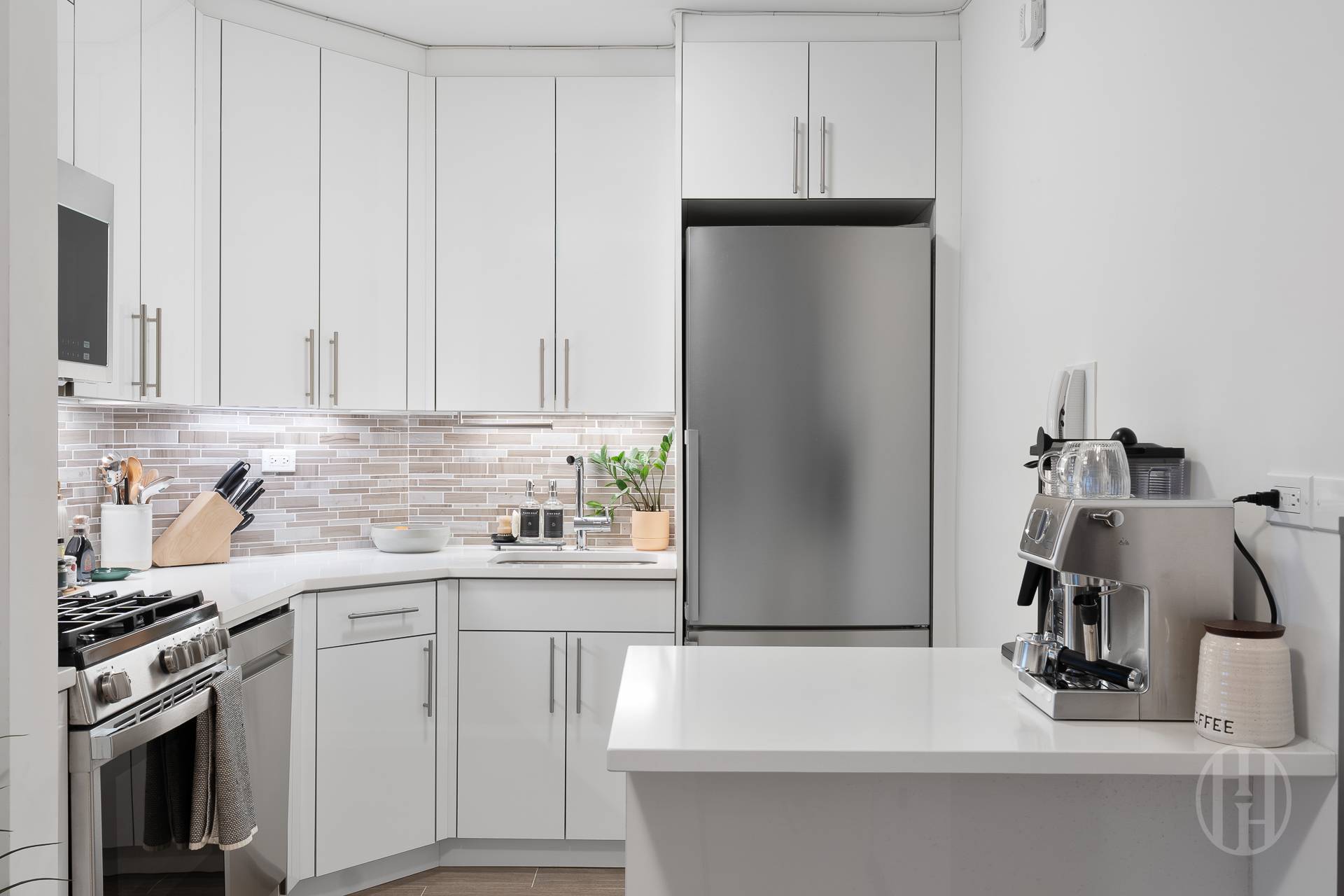 300 E 40th Street 11L