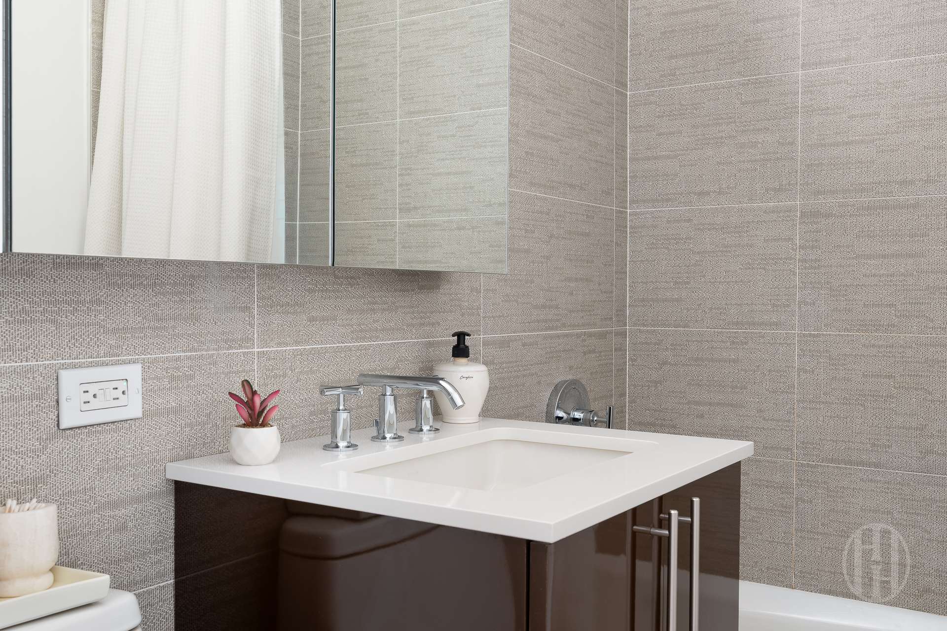 300 E 40th Street 11L