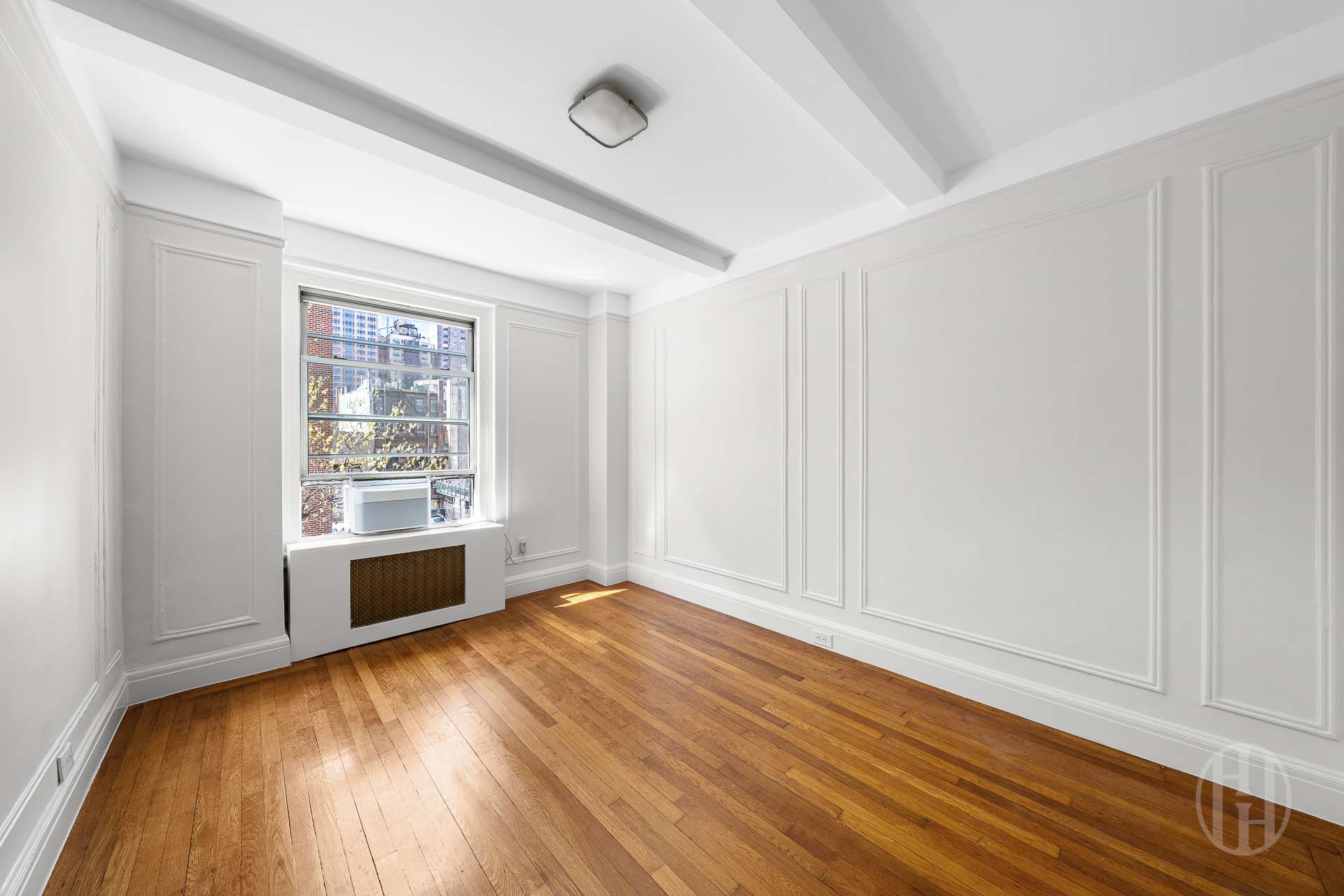 325 W 45th Street 401