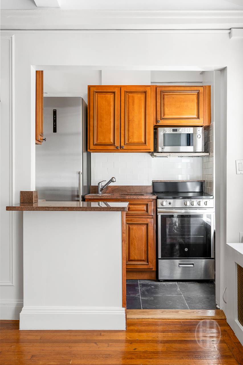 325 W 45th Street 401