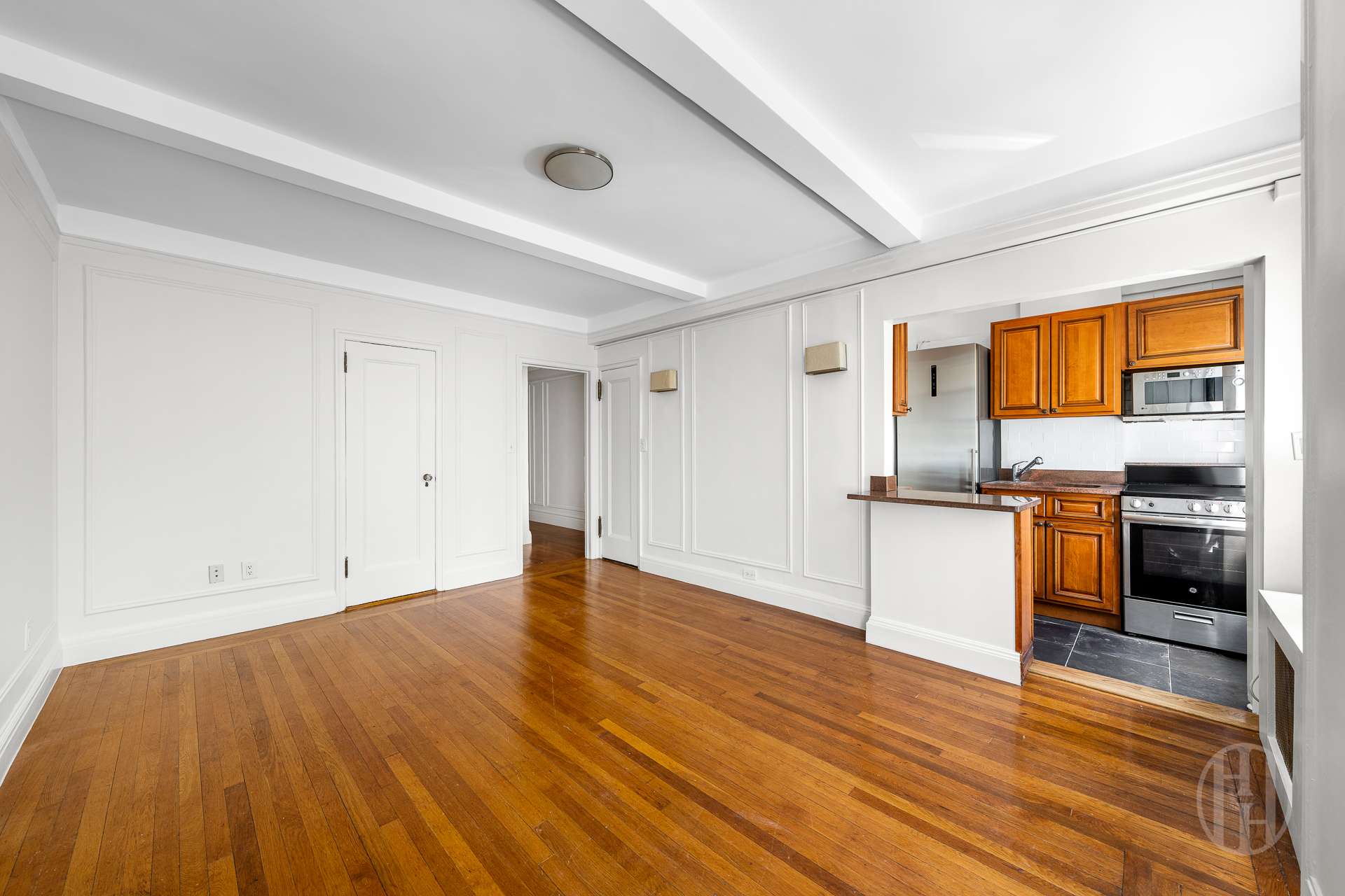 325 W 45th Street 401