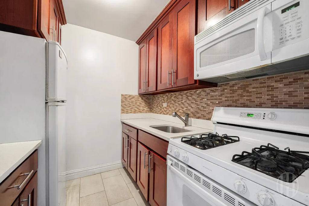 200 E 24th Street 1008