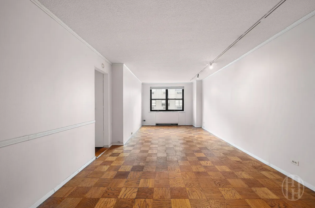 200 E 24th Street 1008