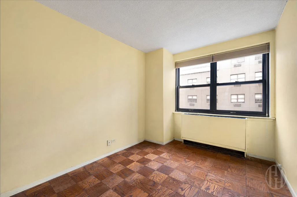 200 E 24th Street 1008