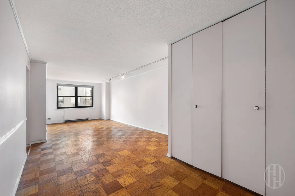 200 E 24th Street 1008