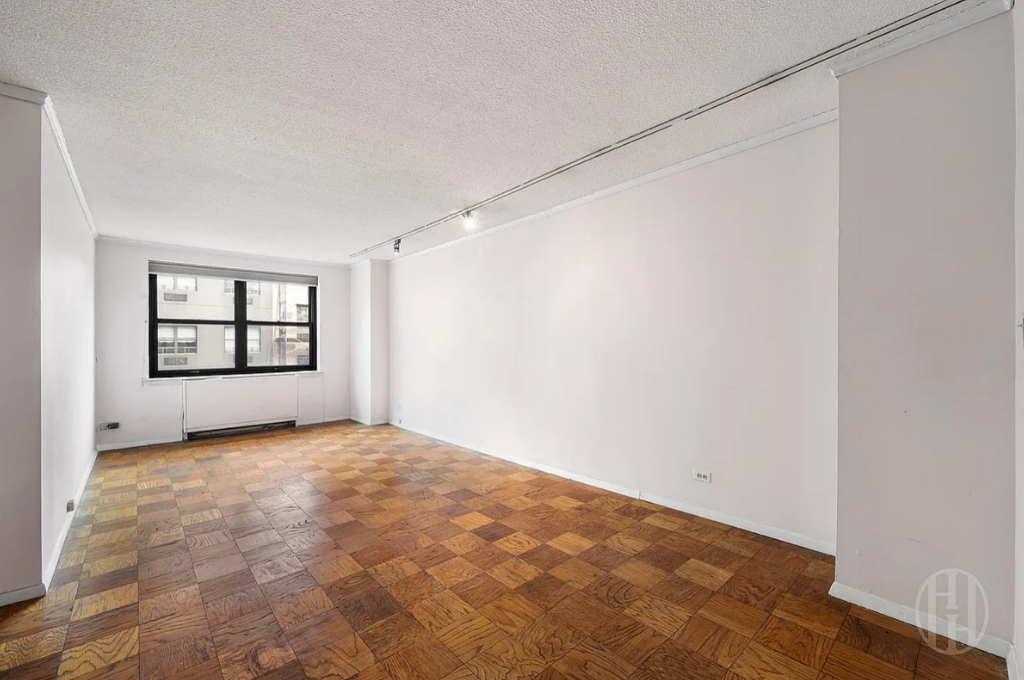 200 E 24th Street 1008