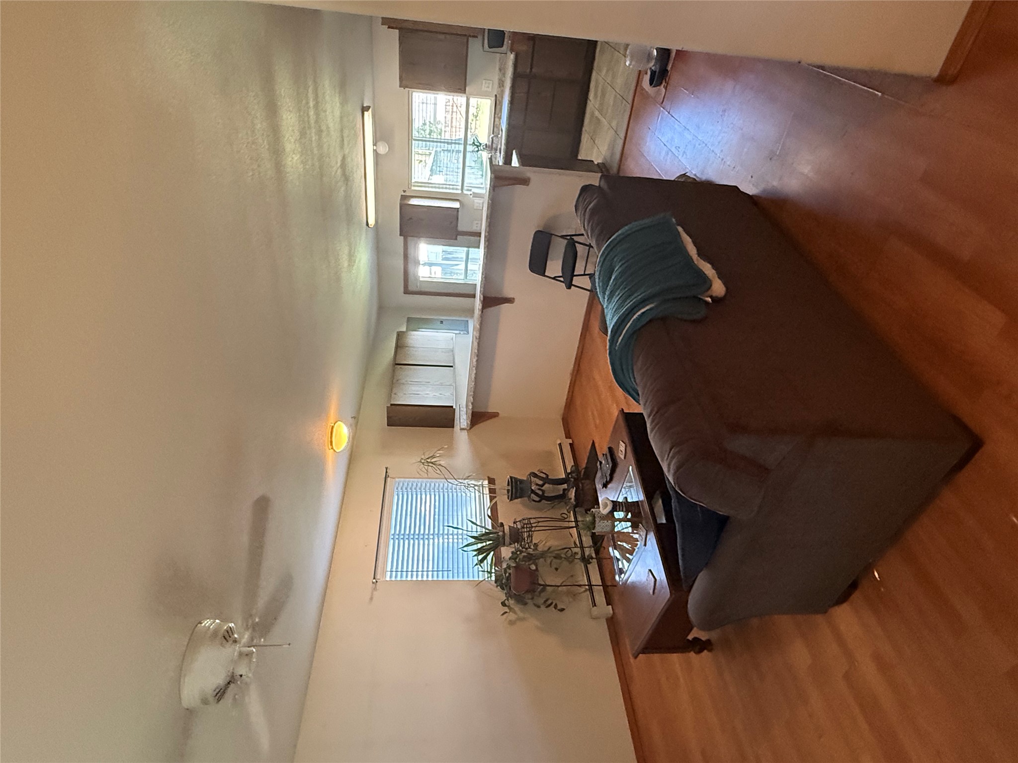 219 S 7th