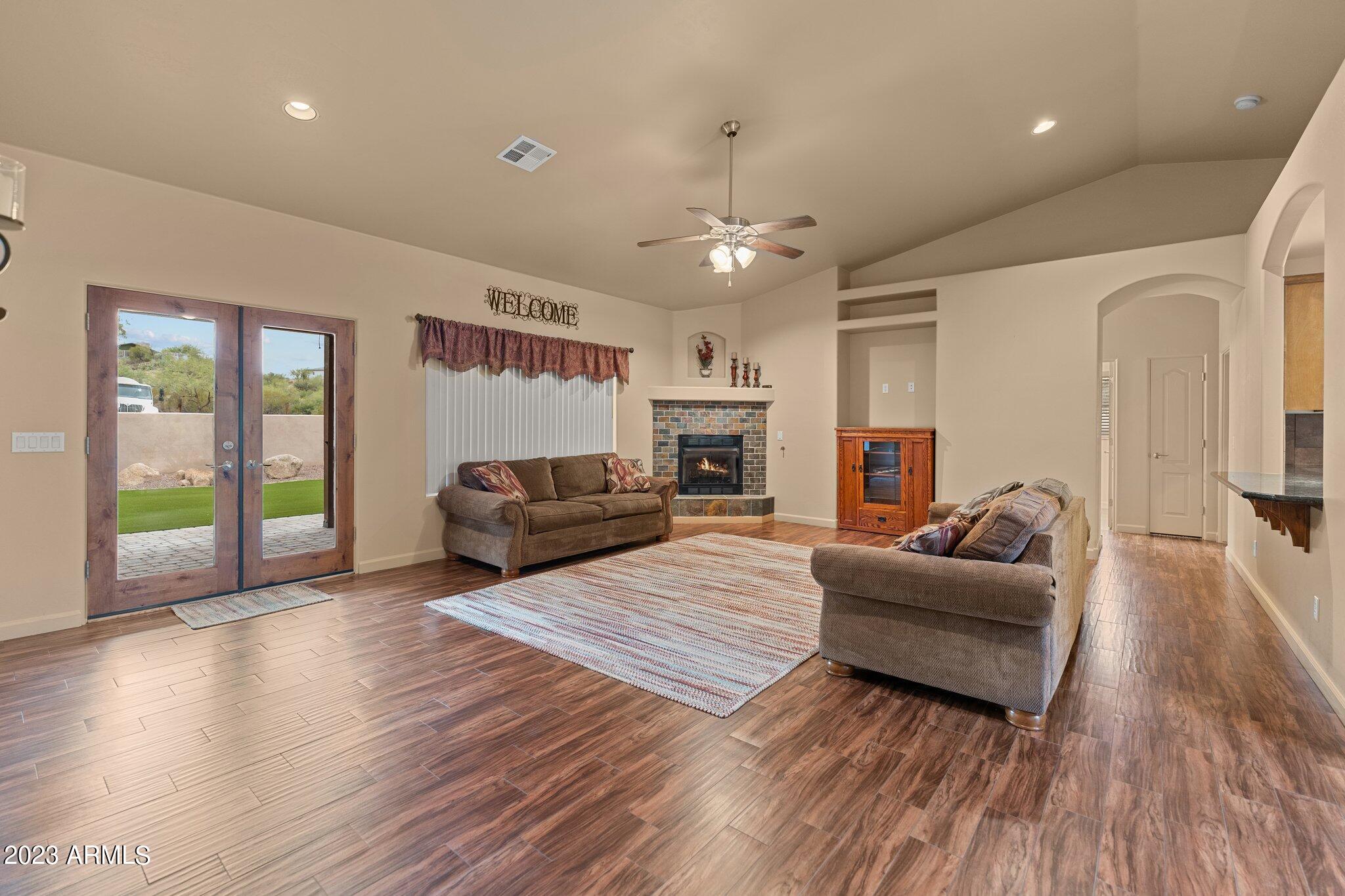 406 N Mariposa Drive